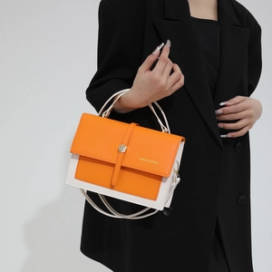 Sac à bandoulière bicolore orange et crème avec rabat et boucle en métal doré
