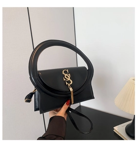 Detail der schwarzen Ledertasche mit Rundgriff, goldenem SS-Logo und Quastenanhänger