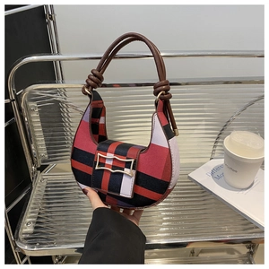 Nahaufnahme der karierten Canvas-Achseltasche mit braunem Lederriemen und Knotendesign