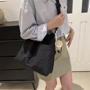 Grande borsa tote nera in tela con coulisse e tracolla regolabile per uso quotidiano
