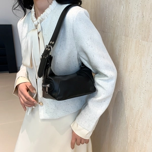 Elegante schwarze Achseltasche aus Leder mit verstellbarem Riemen und Silberbeschlägen