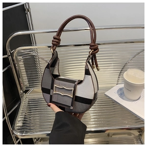 Detail der Hobo-Tasche mit grauem Karomuster und goldener Metallschnalle