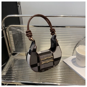 Detailansicht der Retro-Hobo-Tasche mit Karomuster, Knotengriff und goldener Schnalle