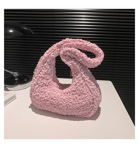 Dettaglio del tessuto a bolle rosa su una borsa a tracolla trendy a forma di luna