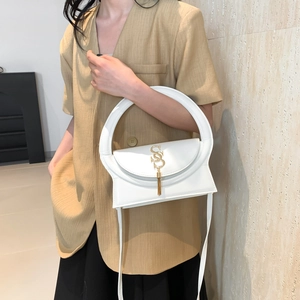 Weiße Lederhandtasche mit Rundgriff, goldener SS-Schnalle und Fransen in Seitenansicht