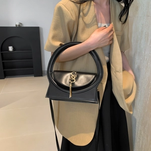 Minimalistische schwarze Leder-Umhängetasche mit goldener SS-Schließe und stilvoller Quaste