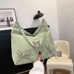 Borsa a spalla verde chiaro marmorizzata con fibbia a farfalla argentata e fiocchi