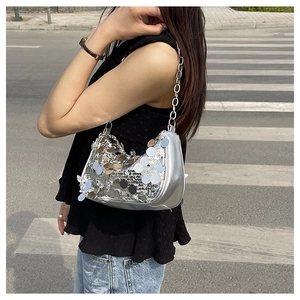 Sac hobo à paillettes argentées avec bandoulière chaîne en métal style urbain