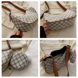 Détails du sac hobo en croissant avec motif trèfle et petit porte-monnaie amovible