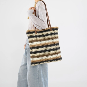 Grand sac cabas rayé en paille tressée avec anses en cuir marron pour l'été et la plage