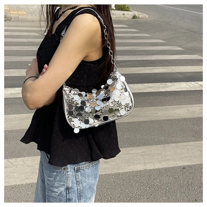 Sac à bandoulière à paillettes argentées avec chaîne en métal de style urbain chic