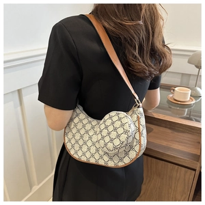 Détail du sac hobo croissant à carreaux avec mini pochette et bandoulière en cuir
