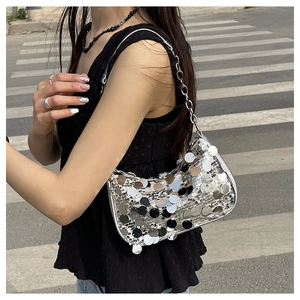 Gros plan d'un sac à bandoulière en paillettes argentées avec chaîne en métal Y2K