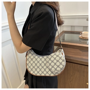 Vue détaillée du sac hobo croissant pour femme avec motif vintage et petit charme de sac