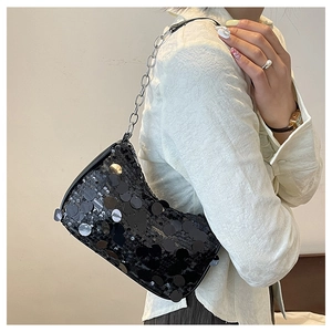 Détail du sac à bandoulière à paillettes noires avec chaîne argentée brillante