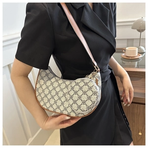 Détail du sac à bandoulière en croissant avec mini porte-monnaie rond et finitions en cuir