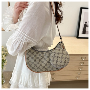 Détail du sac hobo demi-lune rétro kaki avec motif floral et mini pochette suspendue