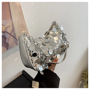 Détail du sac à bandoulière à paillettes argentées avec sequins et chaîne métallique