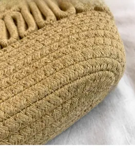 Détail du sac seau en paille tressée montrant le bord ondulé et la texture tissée