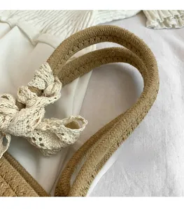 Détail de la poignée en corde tressée et du nœud en dentelle sur ce sac fourre-tout