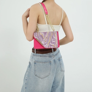Minimalist marble texture shoulder bag with magenta leather and gold chain strap