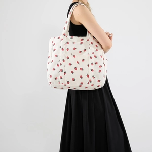 Borsa tote minimalista in velluto a coste bianco con stampa a fragole rosse