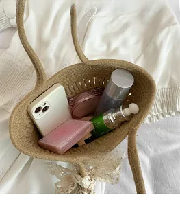 Vue de dessus du sac cabas tressé montrant sa grande capacité et son nœud en dentelle