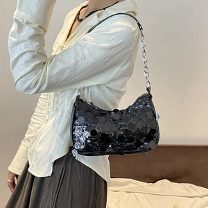 Sac à bandoulière à paillettes noires avec reflet irisé et chaîne argentée