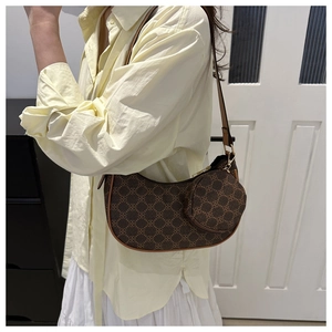 Détail du sac croissant marron foncé avec motif floral et petit porte-monnaie