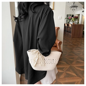 Détail d'un sac cabas tissé en coton blanc avec un élégant nœud en dentelle bohème