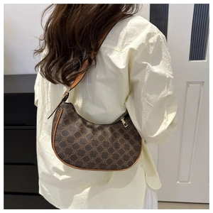 Vue détaillée du dos d'un sac hobo vintage avec motifs géométriques sur un mannequin femme