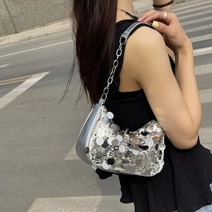 Sac bandoulière en paillettes argentées avec chaîne métallique pour un style urbain