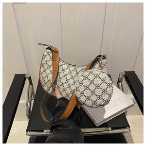 Détail du sac croissant à motif trèfle avec bandoulière cuir et petite pochette ronde