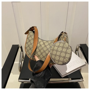 Détail du sac à bandoulière en croissant avec motif trèfle et mini porte-monnaie rond