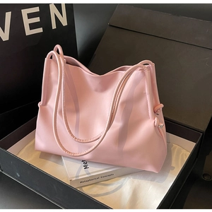 Vue détaillée du sac cabas rose en cuir avec nœud latéral dans un coffret cadeau premium
