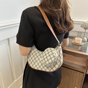 Sac bandoulière demi-lune minimaliste avec motif trèfle et bordure en cuir marron
