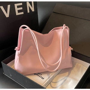 Sac fourre-tout en cuir souple rose avec anses tressées dans un coffret cadeau noir