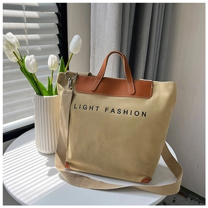 Detalle de bolso tote de lona con asas de cuero, correa y estampado Light Fashion