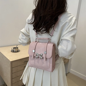Mini mochila rosa de cuero sintético con detalle de mariposa y tirantes finos