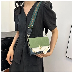 Detail of tricolor crossbody bag with geometric woven strap and metallic chain link