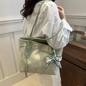 Sac fourre-tout plissé vert pâle avec foulard en soie, présenté sur un mannequin