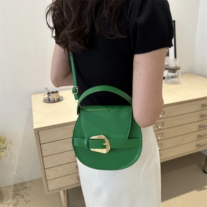 Leuchtend grüne Satteltasche mit goldener Schnalle als Umhängetasche im schlichten Stil