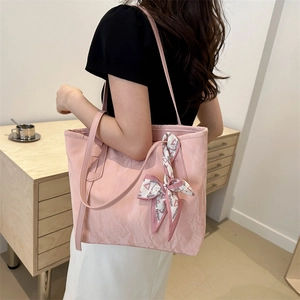 Grand sac cabas rose avec texture plissée et détail de foulard en soie décoratif
