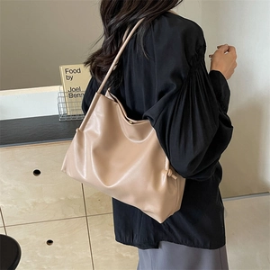 Grand sac fourre-tout beige pour femme au design souple, minimaliste et décontracté