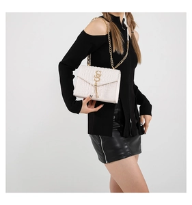 Détail du sac à bandoulière blanc motif crocodile avec chaîne dorée et logo à pompon