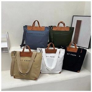 Grupo de bolsos tote de lona en cinco colores con detalles en cuero y texto Light Fashion