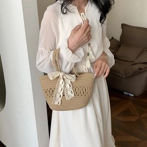 Sac sceau en paille tressée à la mode avec grand nœud en dentelle blanche
