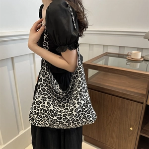 Large capacity leopard print knit tote bag with minimalist Korean shoulder style