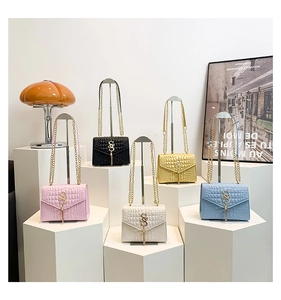 Détails de cinq sacs à main carrés colorés avec motif crocodile et bandoulière chaîne