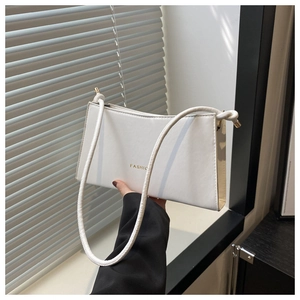 Détail du sac sous l'aisselle en cuir PU blanc avec lettrage FASHION doré et sangle nouée
